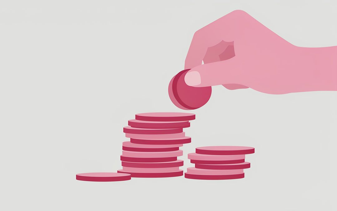 Odredba u ugovoru da se o plaći ne smije govoriti pala je s novim pravilima o transparentnosti – što s ugovorima koje već imaš? Ilustracija ruke koja slaže novčiće u dva nejednaka stupca, uz tekst o tajnosti plaće u ugovoru o radu